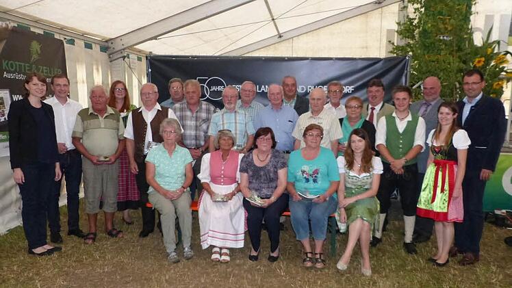 Die geehrten Gründungsmitglieder zusammen mit (von links) Bundestagsabgeordnete Emmi Zeulner und Landesvorsitzenden Martin Baumgärtner sowie (von rechts) Landtagsabgeordneten Martin Schöffel, LJ-Vorsitzende Sarah Spörl, Bürgermeister Ralf Holzmann, LJ-Schriftführer Daniel Schmidt und Landrat Klaus Peter Söllner.