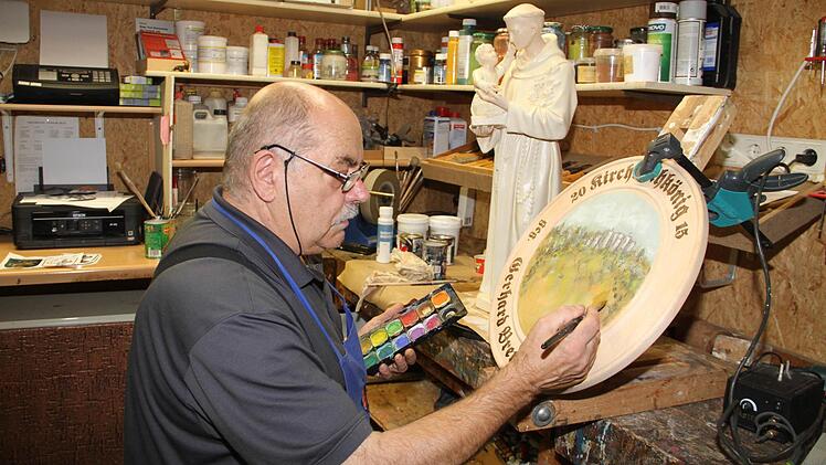 Schnitzstube Simeoni führt hochwertige Holzfiguren, Krippenfiguren und -ställe sowie Schnitzereien.