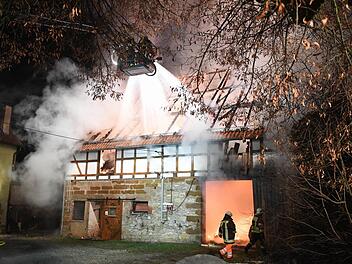 Bei einem Brand in einer Scheune in Melkendorf (Landkreis Bamberg) ist in der Silvesternacht hoher Sachschaden entstanden, ein Jungbulle musste eingeschläfert werden. Foto:Ronald Rinklef