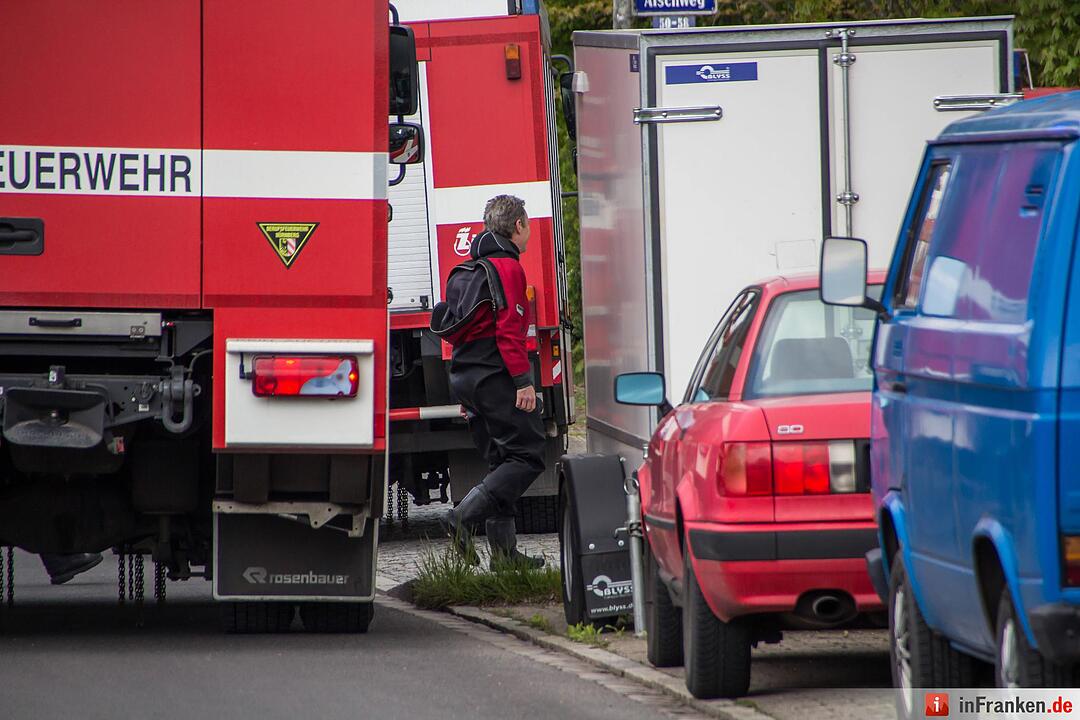 Diesel aus undichtem Bootstank verunreinigt das Wasser im Sportboothafen in Nürnberg
