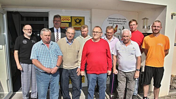 Preise übergaben, bzw. nahmen entgegen (von links): Vorsitzender Helmut Schmidt, Zweiter Vorsitzender Hubert Schineller, Bürgermeister Helmut Dietz, Oskar Vogel, Axel Schardt, Kreisjugendleiter Kaninchen, Adolf Hansky, Dietmar Aman, Otmar Pitschka, Thomas Höhn und Christian Schmidt.  Fotos: Helmut Will