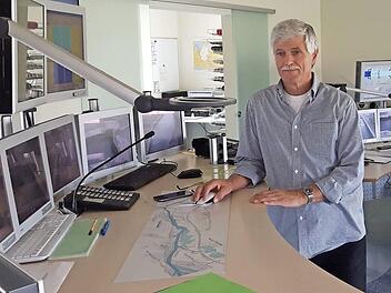 Hans Schnös an seinem Arbeitsplatz in der Leitzentrale für die Schleusen am Main zwischen Viereth und Ottendorf. Er hat die Arbeit im Wasserstraßen- und Schifffahrtsamt von der Pike auf gelernt. Foto: privat