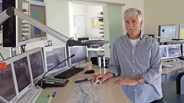 Hans Schnös an seinem Arbeitsplatz in der Leitzentrale für die Schleusen am Main zwischen Viereth und Ottendorf. Er hat die Arbeit im Wasserstraßen- und Schifffahrtsamt von der Pike auf gelernt. Foto: privat