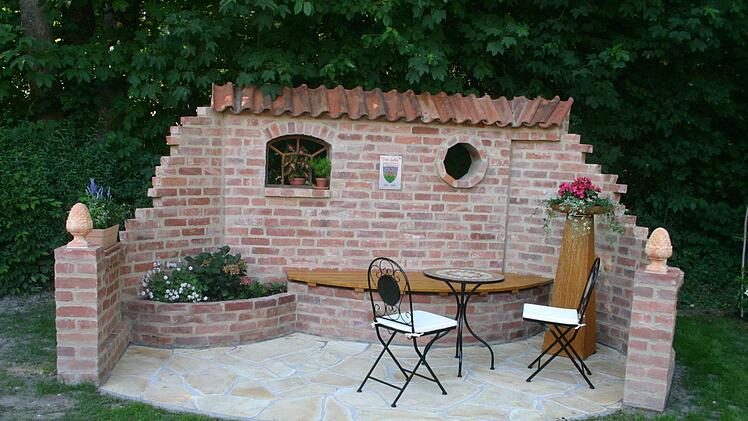 Ein Kleinod ist in Blumenrod entstanden. Es erinnert würdevoll an das Dorfjubiläum im Jahr 2017. Foto: Martin Rebhan