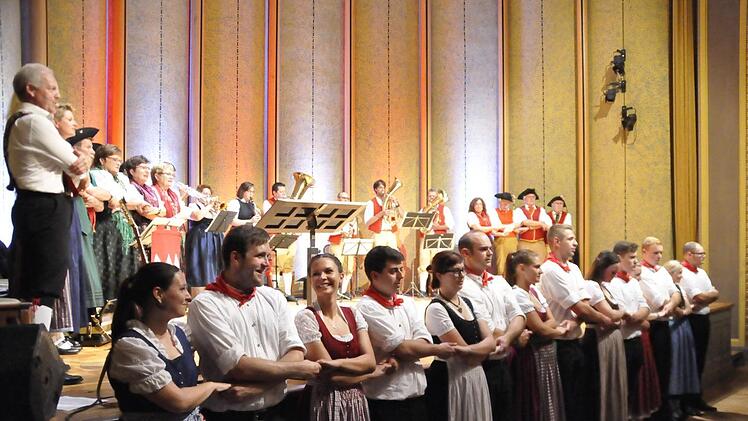 Schon traditionell ist das Lied "Kein schöner Land in dieser Zeit", bei dem sich alle Mitwirkenden vom Publikum verabschieden.Peter Klopf