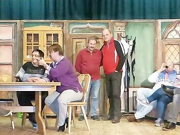 Fleißig wird auf der Bühne des Reichenbacher Burschenheims geprobt, damit auch jeder Gag bei der Premiere am dritten Adventssonntag sitzt.  Foto: Klaus-Peter Wulf