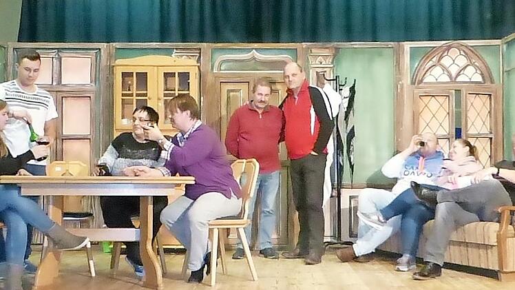 Fleißig wird auf der Bühne des Reichenbacher Burschenheims geprobt, damit auch jeder Gag bei der Premiere am dritten Adventssonntag sitzt.  Foto: Klaus-Peter Wulf