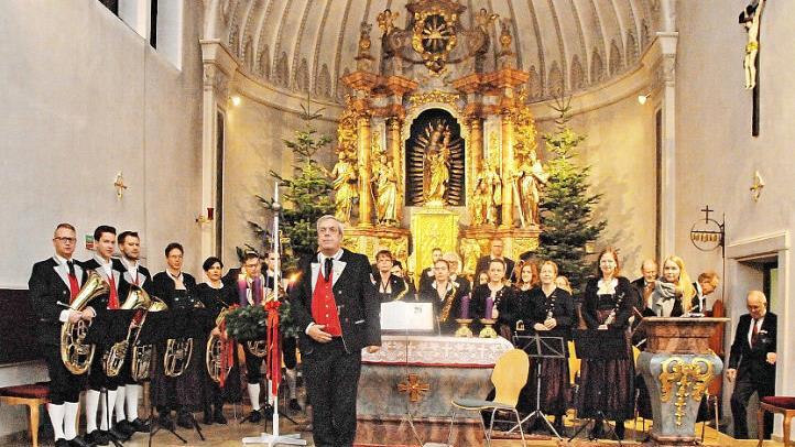Der Musikverein Langensendelbach mit seinem Leiter Herfried Schuster  Foto: Karl Heinz Wirth