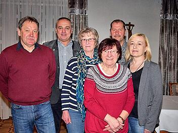 Ein neuer Vorstand wurde mit dem zweiten Vorsitzenden Gerhard Stark an der Spitze (links) zwar gew&auml;hlt, dennoch m&uuml;ssen sich die Mitglieder des Obst- und Gartenbauvereins von Baiersdorf weiterhin auf die Suche nach einem Vorsitzenden begeben. Im Bild B&uuml;rgermeister Robert H&uuml;mmer mit den Vorstandsmitgliedern Marlene M&uuml;ller, Renate Gr&uuml;nbeck, Wolfgang Krau&szlig; und Simone Hollweg (von links). Foto: Dieter Radziej