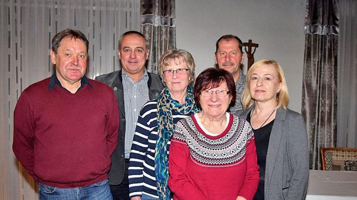 Ein neuer Vorstand wurde mit dem zweiten Vorsitzenden Gerhard Stark an der Spitze (links) zwar gew&auml;hlt, dennoch m&uuml;ssen sich die Mitglieder des Obst- und Gartenbauvereins von Baiersdorf weiterhin auf die Suche nach einem Vorsitzenden begeben. Im Bild B&uuml;rgermeister Robert H&uuml;mmer mit den Vorstandsmitgliedern Marlene M&uuml;ller, Renate Gr&uuml;nbeck, Wolfgang Krau&szlig; und Simone Hollweg (von links). Foto: Dieter Radziej