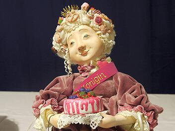 Puppenkunst kann auch mit einem Augenzwinkern geschafften worden  sein - hier  bei Helga Batows "Diatkönigin" zu sehen. - Foto; Berthold Köhler