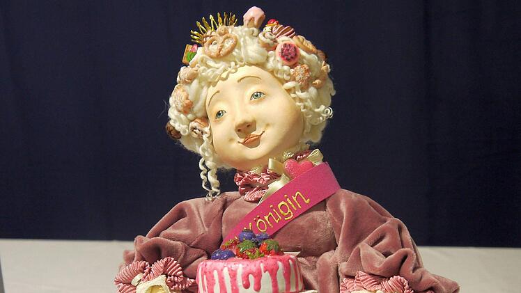 Puppenkunst kann auch mit einem Augenzwinkern geschafften worden  sein - hier  bei Helga Batows "Diatkönigin" zu sehen. - Foto; Berthold Köhler