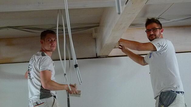 Es wird flei&szlig;ig gewerkelt im Innenbereich der neuen Kulturhalle in Witzmannsberg. Foto: Lothar Weidner