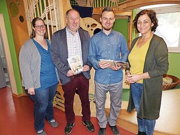 Katja Mertel, Bürgermeister Alfred Kolenda, Christian Hain und Manuela Schraml (von links) präsentieren das neue Kochbuch der Kupferberger Awo-Kindertagesstätte. Foto: Klaus-Peter Wulf