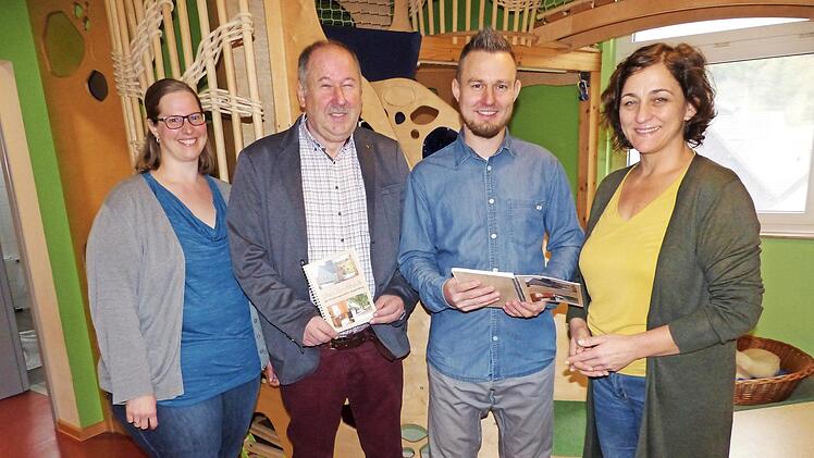 Katja Mertel, Bürgermeister Alfred Kolenda, Christian Hain und Manuela Schraml (von links) präsentieren das neue Kochbuch der Kupferberger Awo-Kindertagesstätte. Foto: Klaus-Peter Wulf