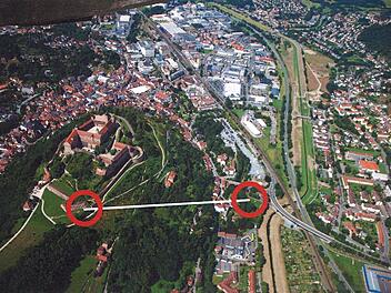 Hier könnte sich Herbert Popp, ehemals Professor für Stadtgeografie und Geografie des ländlichen Raumes an der Universität Bayreuth, eine Seilbahn zur Burg vorstellen. Eine Trasse durch den Buchwald bezeichnet der Wissenschaftler als sehr problematisch. Foto und Grafik: Herbert Popp
