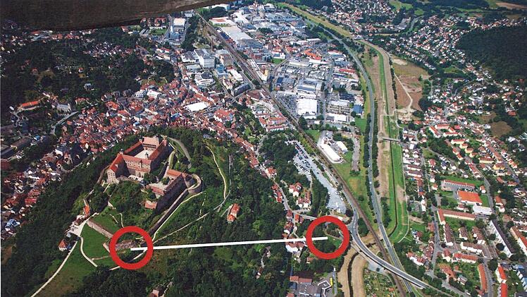 Hier könnte sich Herbert Popp, ehemals Professor für Stadtgeografie und Geografie des ländlichen Raumes an der Universität Bayreuth, eine Seilbahn zur Burg vorstellen. Eine Trasse durch den Buchwald bezeichnet der Wissenschaftler als sehr problematisch. Foto und Grafik: Herbert Popp