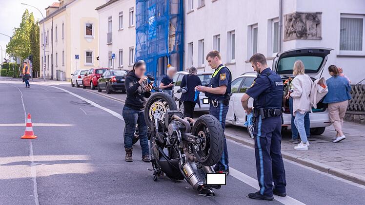 Beim Abbiegen: Biker kracht mit Motorrad in Auto