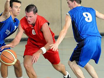 Mit 18 Punkten war Andreas Mann (Mitte) der Topscorer der Spielgemeinschaft. Hier hat der Oerlenbacher die Lücke gefunden zwischen den beiden Würzburgern Tarik Englmann (links) und Maurizio Menini. Foto: ssp