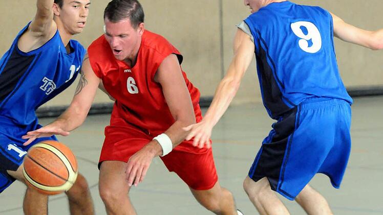 Mit 18 Punkten war Andreas Mann (Mitte) der Topscorer der Spielgemeinschaft. Hier hat der Oerlenbacher die Lücke gefunden zwischen den beiden Würzburgern Tarik Englmann (links) und Maurizio Menini. Foto: ssp