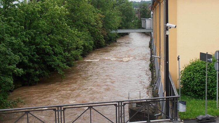 Braune Brühe: Blick auf die Itz von der Frankenbrücke am Samstag