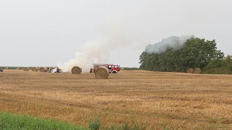Auf einem Acker zwischen Ritzmannshof und Rothenberg geriet ein Strohballen durch einen Blitzeinschlag in Flammen. Foto: News5 / Weier