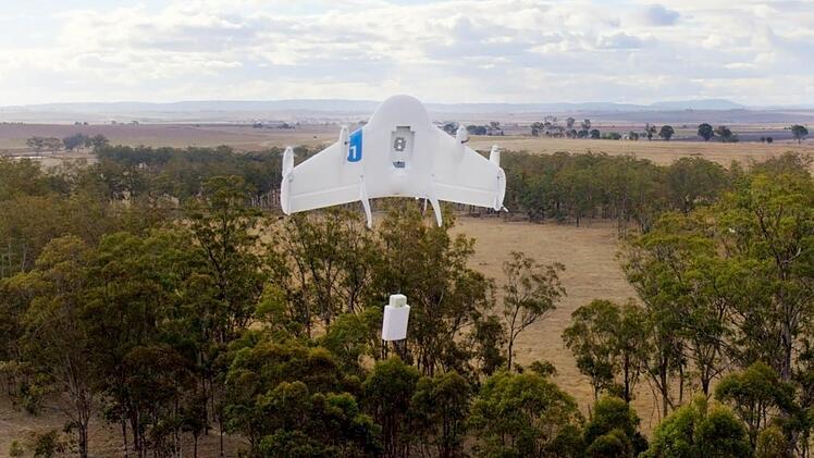 Die Google-Drohne transportiert ein Paket. Foto: Google, dpa