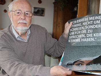 AI-Gruppensprecher Peter Hennings schaut sich noch einmal die Bilder der Ausstellung für nächste Woche durch. Foto: K. Müller-Sanke
