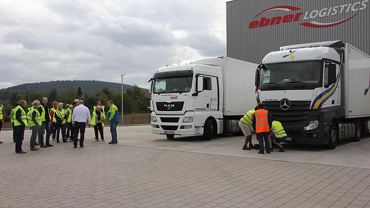 Täglich fahren zwischen 17 und 23 Sattelschlepper das V erteilözentrum an.Foto: Ralf Kestel