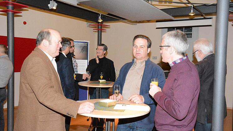 Der Zweite Bürgermeister der Stadt Hofheim, Reinhold Giebfried, Bürgermeister Dieter Möhring aus Aidhausen und Bürgermeister Günter Pfeiffer aus Ermershausen (von links) diskutieren über die Flüchtlingssituation. Foto: Schmidt