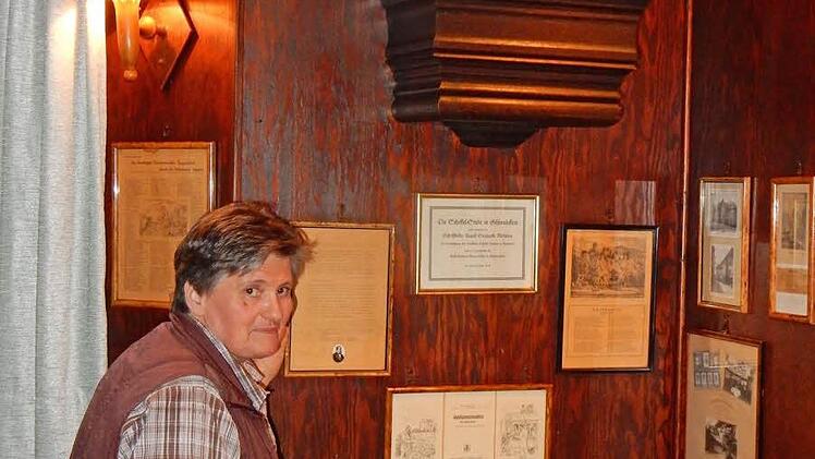 Luise Heßler, die Gasthaus-Chefin, steht in der Scheffelstube vor der großen Scheffelbüste.