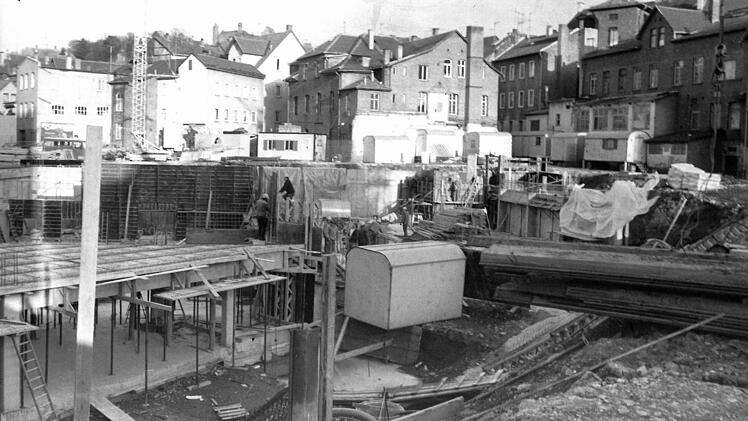 Die Baugrube bei der Grundsteinlegung am 8. März 1984. Foto: CT-Archiv
