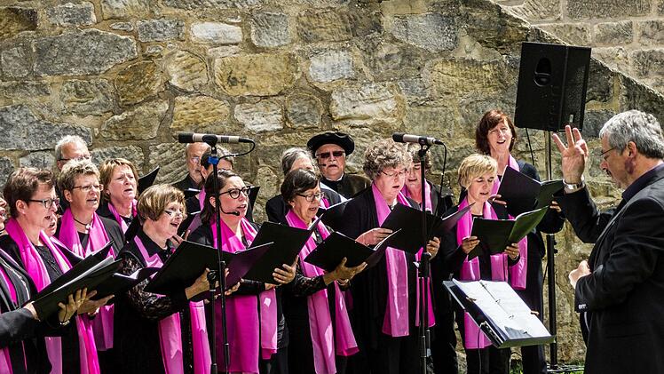 Unter der Leitung von Sigurd Knopp sang der SMS-Chor Ludwigsstadt das Luther-Oratorium von Siegfried Fietz auf der Veste. Foto: Jochen Berger