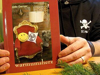 Udo Gerner und sein eigener Lyrikband "warmumsherz". Für den Hobbyautor ist das 68-seitige Taschenbuch nach der Veröffentlichung seines Kinderbuches "Lottas Sonnentraum" im Sommer 2016 rechtzeitig vor Weihnachten das zweite eigene Werk. Der Heilerziehungspfleger aus Rügheim spricht stolz von "Zeilen die das Herz berühren."Ralf Naumann