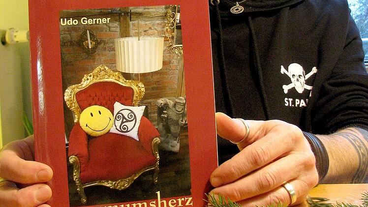 Udo Gerner und sein eigener Lyrikband "warmumsherz". Für den Hobbyautor ist das 68-seitige Taschenbuch nach der Veröffentlichung seines Kinderbuches "Lottas Sonnentraum" im Sommer 2016 rechtzeitig vor Weihnachten das zweite eigene Werk. Der Heilerziehungspfleger aus Rügheim spricht stolz von "Zeilen die das Herz berühren."Ralf Naumann