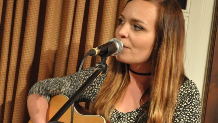 Vanessa Weißenseel sang mit Sarah Connors "Das Leben ist schön" eine Hommage an die verstorbene Gastwirtin Christa Rädlein, ihre Oma.Simon Albrecht