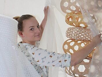 Die Berufsfachschüler machen es spannend, werden ihre Abschlussstücke erst bei der Vernissage am Freitag, 6. Juli, im Lichtenfelser Stadtschloss enthüllen. Auf diesem Bild ist lediglich eine Reihe von Prototypen zu sehen.  Foto: Popp