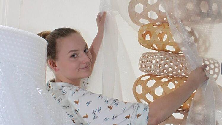 Die Berufsfachschüler machen es spannend, werden ihre Abschlussstücke erst bei der Vernissage am Freitag, 6. Juli, im Lichtenfelser Stadtschloss enthüllen. Auf diesem Bild ist lediglich eine Reihe von Prototypen zu sehen.  Foto: Popp
