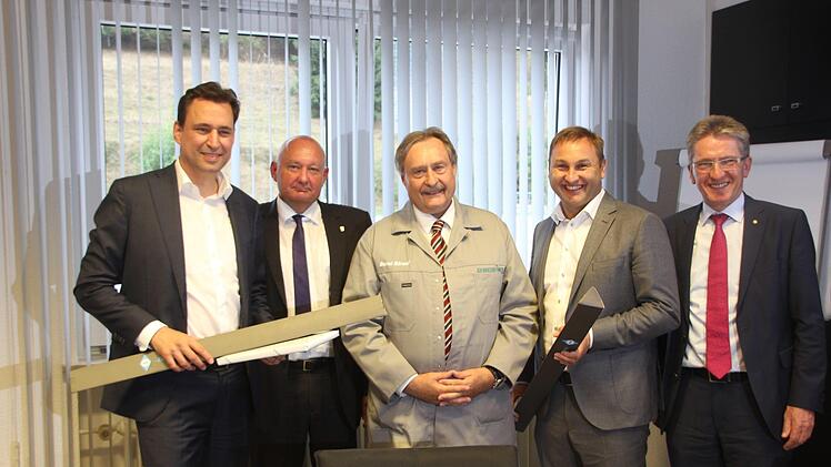 Gerresheimer-Werkleiter Bernd Hörauf (Mitte) überreichte Glasgeschenke an Minister Georg Eisenreich (li.) und Landtagsabgeordneten Jürgen Baumgärtner (. v. re). Mit im Bild: Hans Rebhan (IHK-Gremium Kronach/re.) und der Tettauer Bürgermeister Peter Ebertsch. Foto: Andreas Schmitt