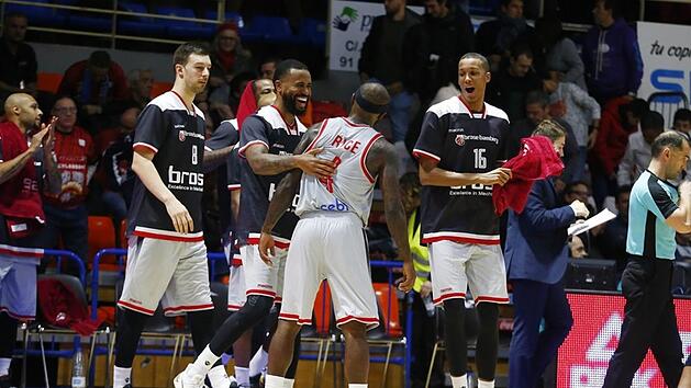 Begeistert waren Bryce Taylor und Louis Olinde (rechts) von der Galavorstellung von Tyrese Rice, w&auml;hrend sich Stevan Jelovac (links) eher still freut. Foto: championsleague.basketball