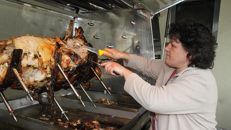 Petra Düll sorgte mit einem Spanferkel für die benötigte Nahrungsaufnahme (nicht nur) der Sportler.