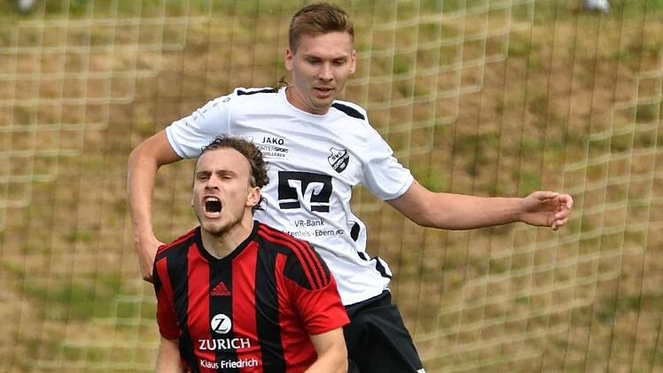Intensiv gef&uuml;hrter Zweikampf: Rico Rammler (rechts) vom SV Borussia Siedlung Lichtenfels bringt den Baiersdorfer Hendric Marzog zu Fall.  Foto: Gunther Czepera