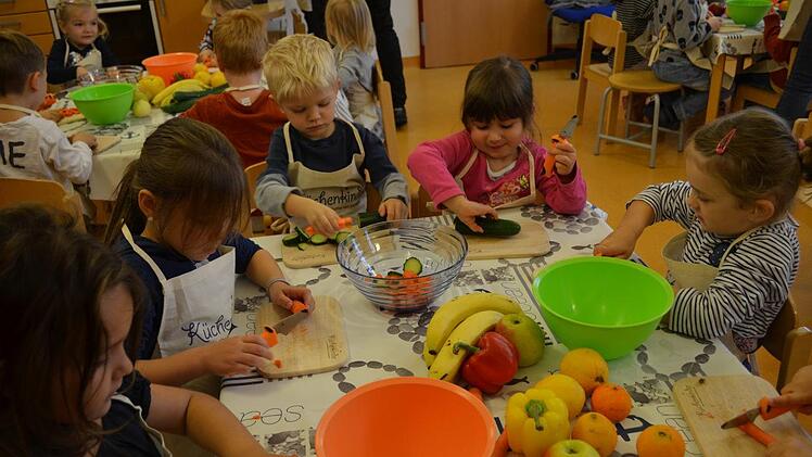 Die Kinder schnippeln eifrig Obst und Gemüse. Foto: Gabi Bertram
