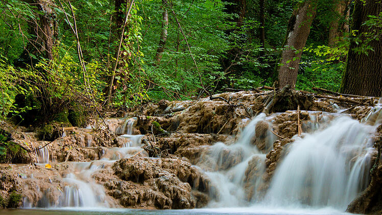 Inmitten der Fränkischen Schweiz, nahe Gräfenberg: Der Kalkach Wasserfall