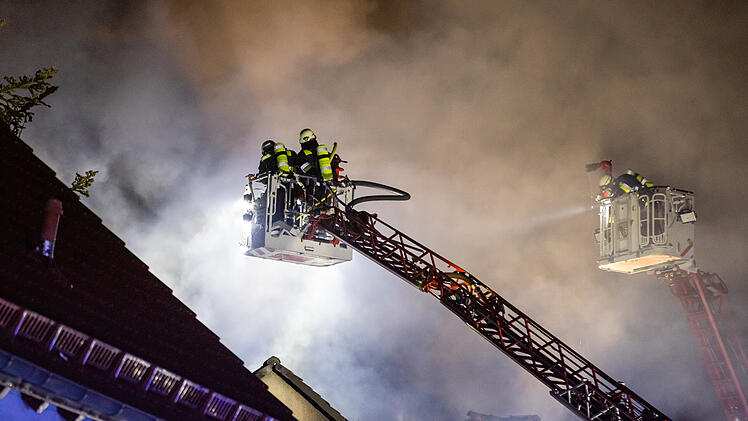Toter bei Dachstuhlbrand in N&uuml;rnberger Mehrfamilienhaus