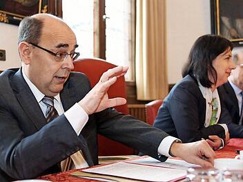 Oberbürgermeister Franz Stumpf (CSU/WUO): "Ein hervorragender und außergewöhnlicher Tag für Forchheim", sagt Franz Stumpf zum Abschluss und schüttelt Katja Hessel (mitte) und Erich Reinhardt (rechts) später herzlichst die Hände. Foto: Hoch