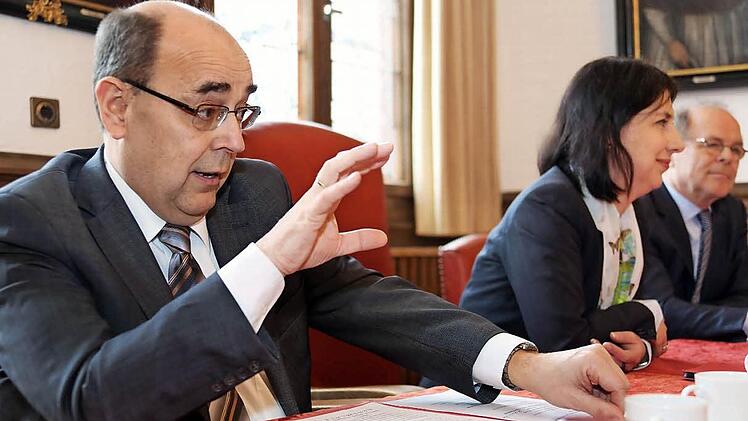 Oberbürgermeister Franz Stumpf (CSU/WUO): "Ein hervorragender und außergewöhnlicher Tag für Forchheim", sagt Franz Stumpf zum Abschluss und schüttelt Katja Hessel (mitte) und Erich Reinhardt (rechts) später herzlichst die Hände. Foto: Hoch