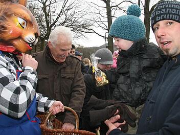 Trotz klirrender Kälte kamen auch gestern die Osterhasen in die Kulmbacher Hahnsreuth und beschenkten die Kinder. Fotos: Sonja Adam