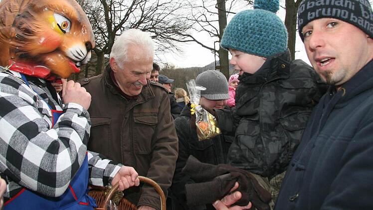 Trotz klirrender Kälte kamen auch gestern die Osterhasen in die Kulmbacher Hahnsreuth und beschenkten die Kinder. Fotos: Sonja Adam