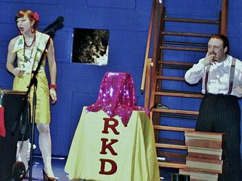 Das Ensemble des Fränkischen Theaters Schloss Maßbach: Mit dem Stück "Mokupoku" hat es in einer Produktion mit dem Stadttheater Fürth eine zeitkritische Komödie für Kinder und Erwachsene ins Programm genommen. Fotos: Werner Vogel
